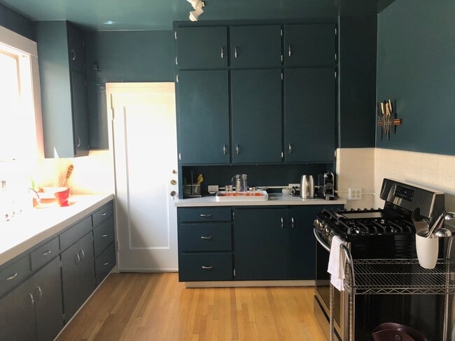 Great cabinet and counter space. Dishwasher. Room for a table. - 1267 Chestnut St