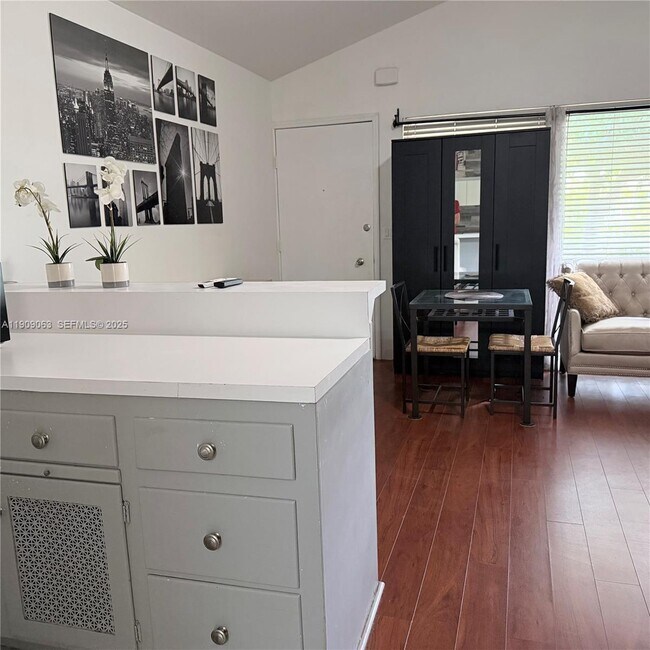 Foto del edificio - 2633 NE 32nd St