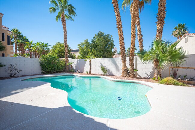 Foto del edificio - 8420 Bay Crest Dr