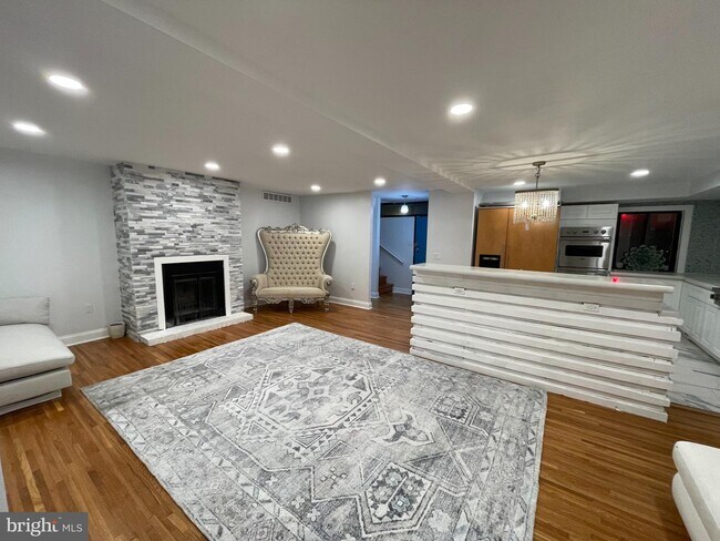 Building Photo - 701 Lombard St