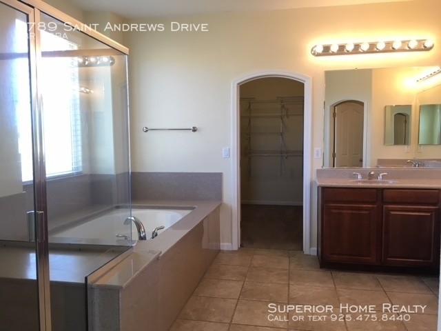 Building Photo - Beautiful Deer Ridge Home w/Stunning View!