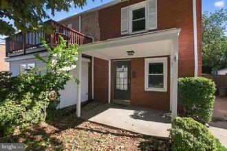 Building Photo - 303 S Wayne St