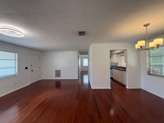 Foto del edificio - Amazing 2-bedroom, 2-bathroom home on a lake.
