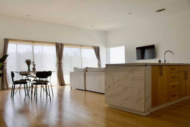 Building Photo - 3847 Oakfield Dr