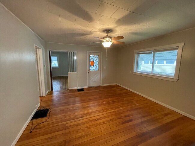 Building Photo - Huge Northeast Side Home close to Medical ...