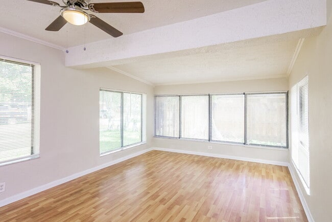 Foto del edificio - 3880 Jackson Blvd