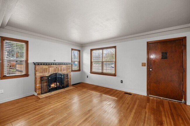 Foto del edificio - East Valley Home With Large Yard!