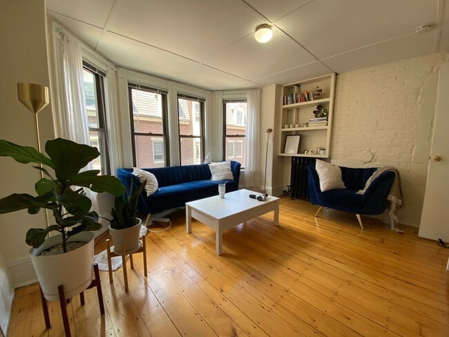 Building Photo - 53 Joy St