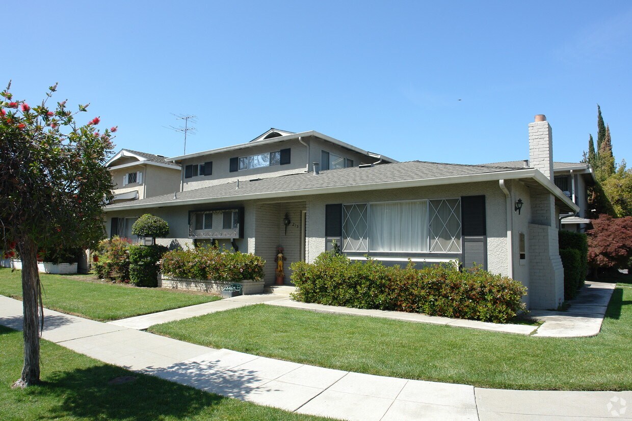 Building Photo - 215 Auburn Way