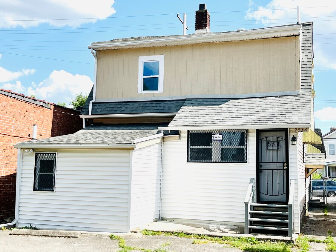 Primary Photo - 2532 Sullivant Ave