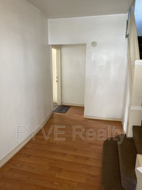 Building Photo - 2432 Lynnbrook Ave