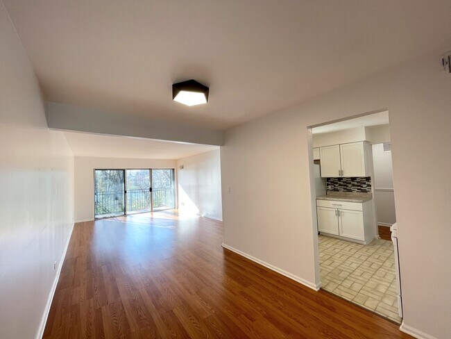 Building Photo - 5400 Carriageway Dr