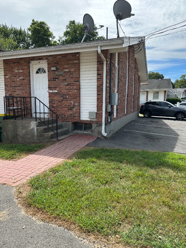 Building Photo - 40 Whitewood Rd