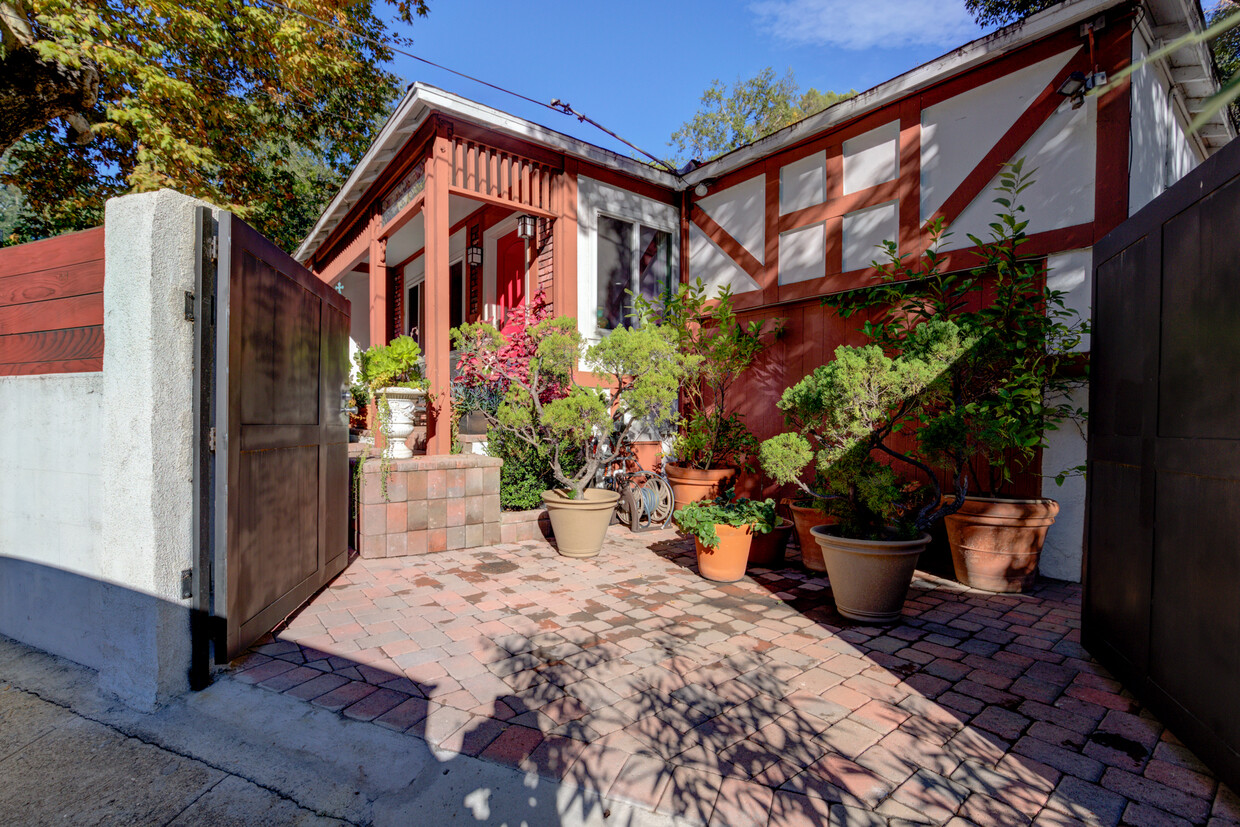 Foto principal - 2304 Laurel Canyon Blvd