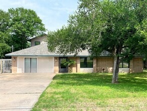 Building Photo - 209 Oak Crest Ln