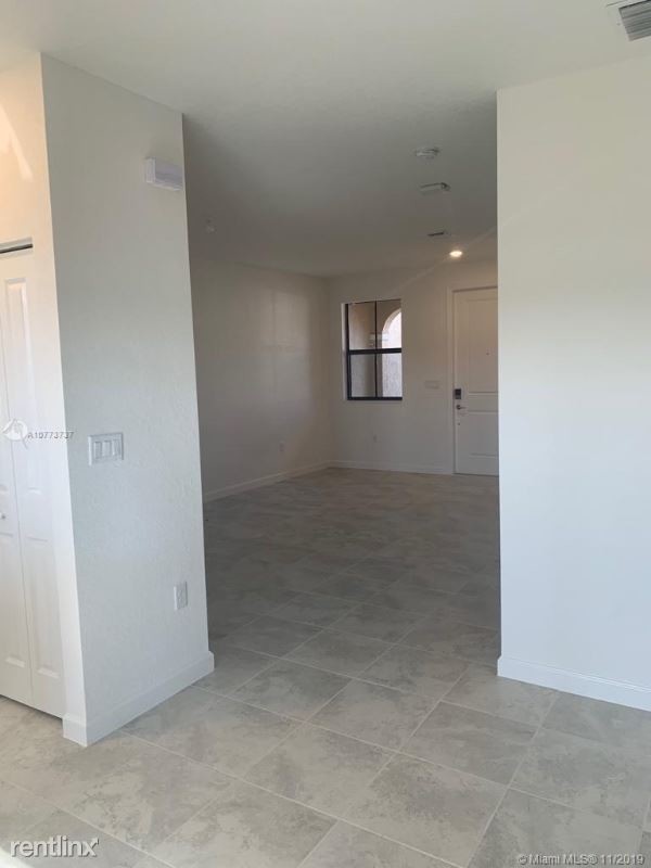 Building Photo - 3 br, 0.5 bath Townhome - 11270 SW 250th Ter