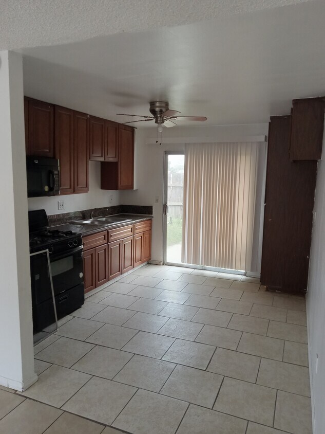 Foto principal - 41900-41960 Acacia Ave