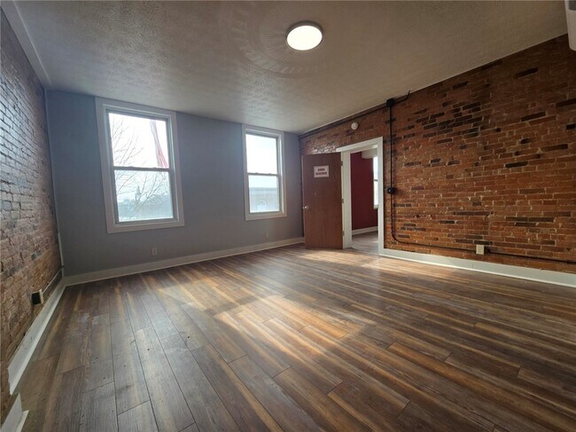 Foto del edificio - 27 E Main St