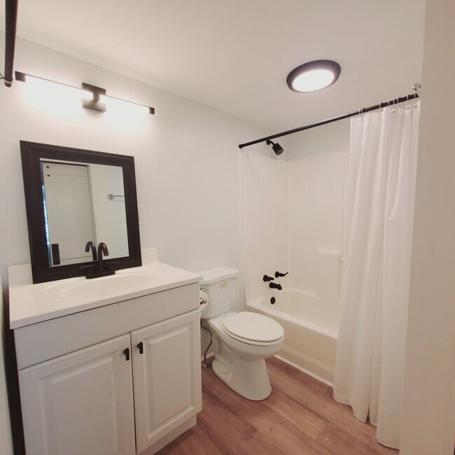 Building Photo - Charming 2Bed 2Bath Home for Rent!