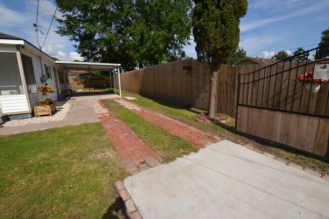 Building Photo - Newly remodeled, 3 bedroom, 2 bath home near Southern University loaded with amenities!