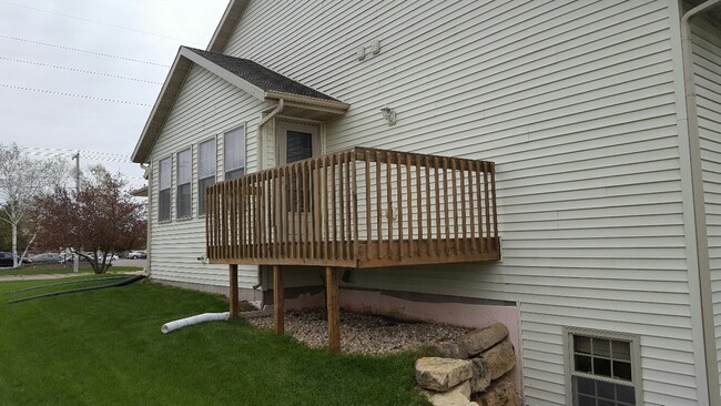 Building Photo - 407 Lueders Rd