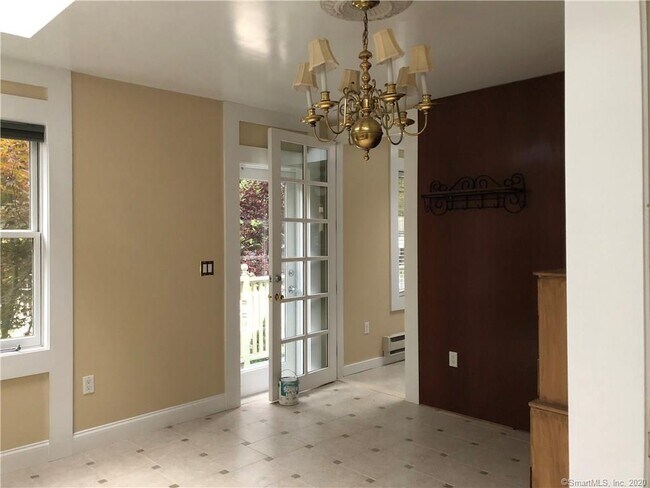Foto del edificio - 704 Raymond Hill Rd
