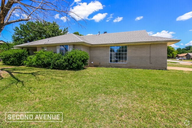 Building Photo - 2412 Crystal Dr