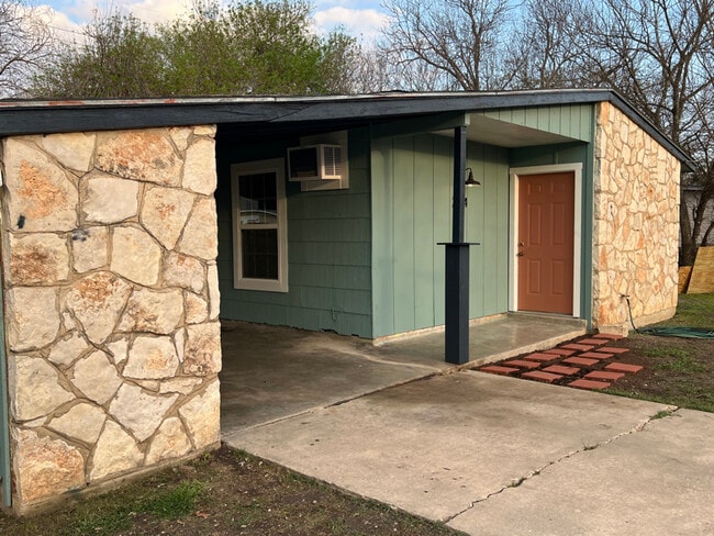 Building Photo - 2074 Springvale Dr