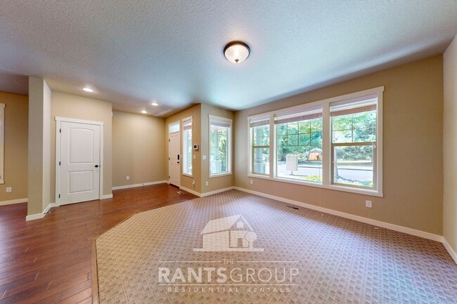 Building Photo - Beautifully upgraded townhome in a quiet L...