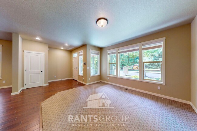 Foto del edificio - Beautifully upgraded townhome in a quiet L...