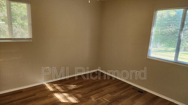 Building Photo - 1492 River Rd W