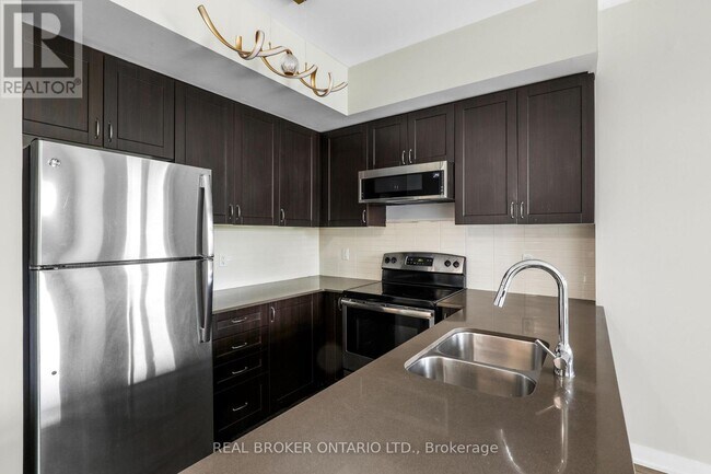Photo du bâtiment - 3560 St Clair Ave E