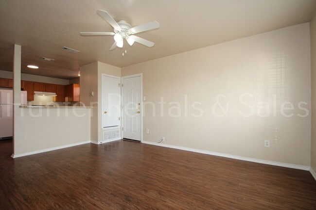 Building Photo - Spacious Three-Bedroom!