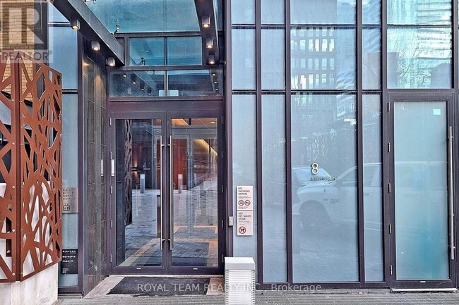 Photo du bâtiment - 8 Eglinton Ave E