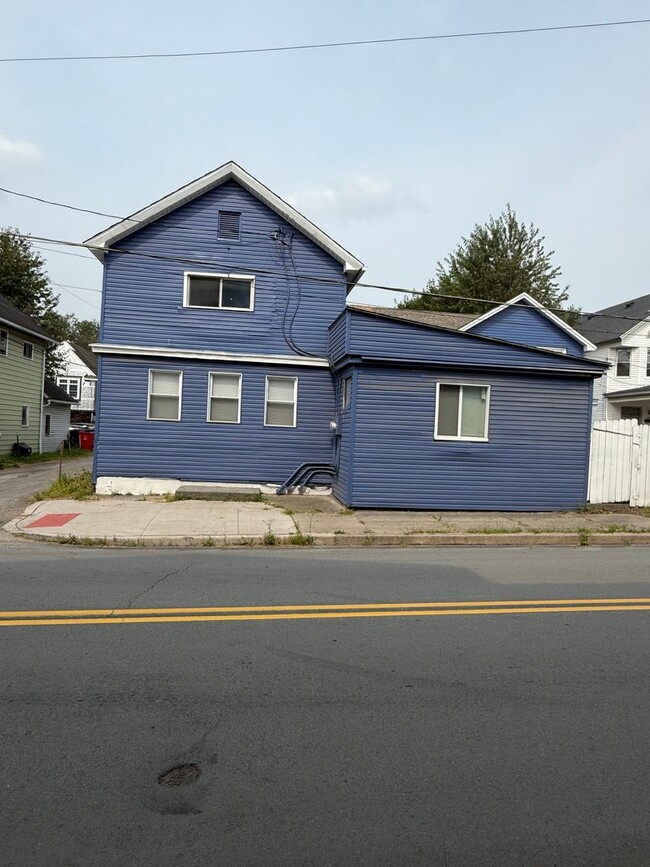 Building Photo - 172 Dundaff St