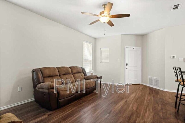 Foto del edificio - 134 Blue Bird Ln