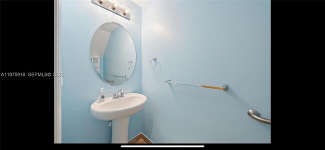 Building Photo - 259 SW 7th Ct