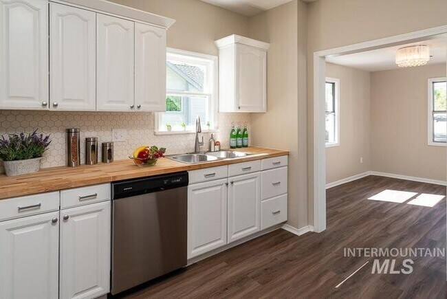 Foto del edificio - Charming 2 Bed, 1 Bath Single-Family Home with Large Backyard & RV Hookups!