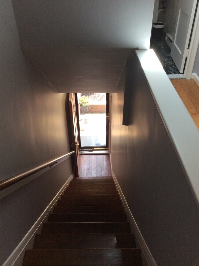 escaleras subiendo - 230 Varnum St NE