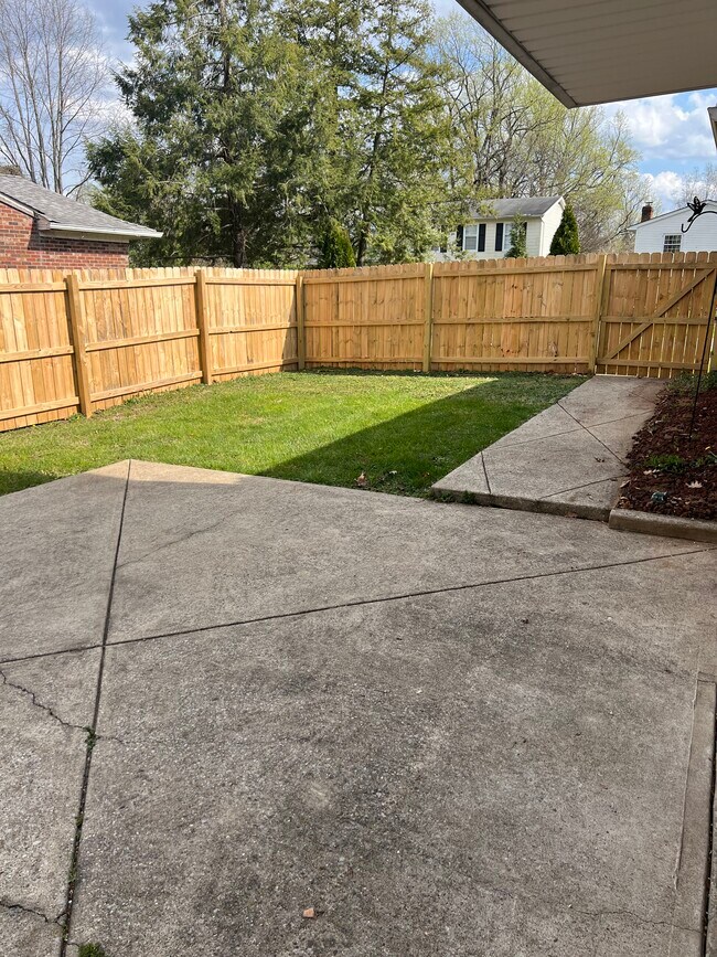 Foto del edificio - 8005 Casualwood Ct