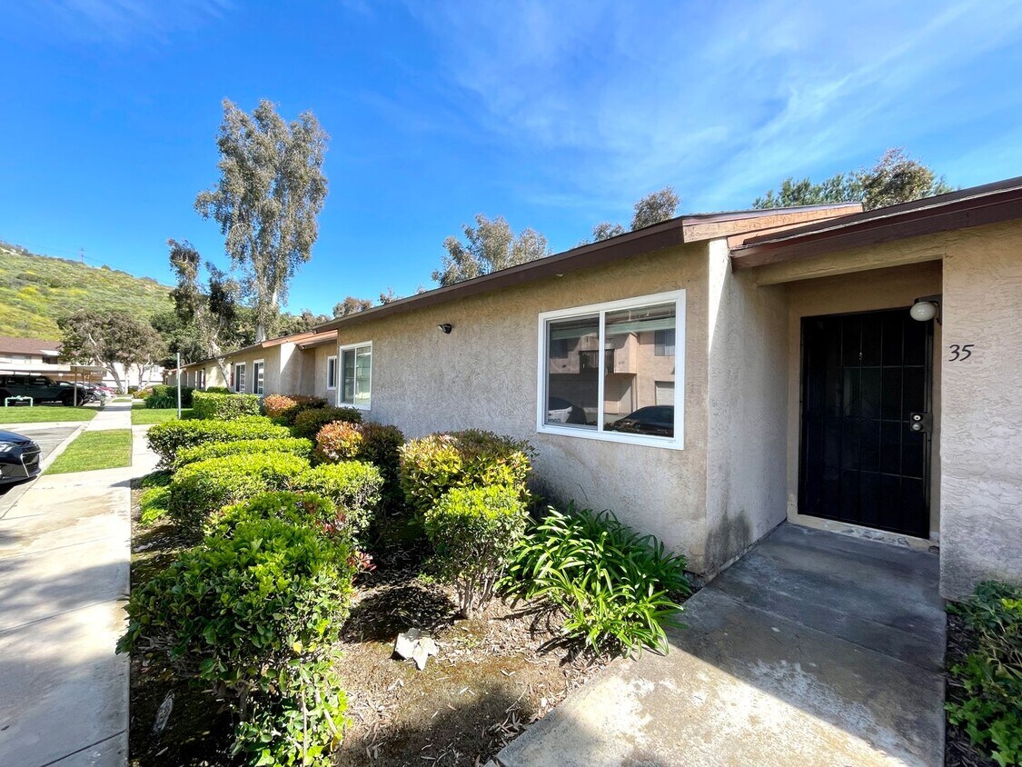 Primary Photo - Charming 2B/2BA Home in Gated Community in...