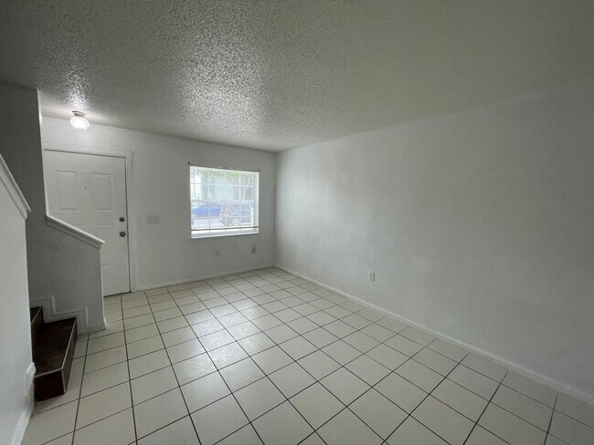 Building Photo - Spacious 2 Bed, 1.5 Bath Unit with Patio i...