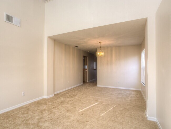 Building Photo - 2217 Heathwood Cir