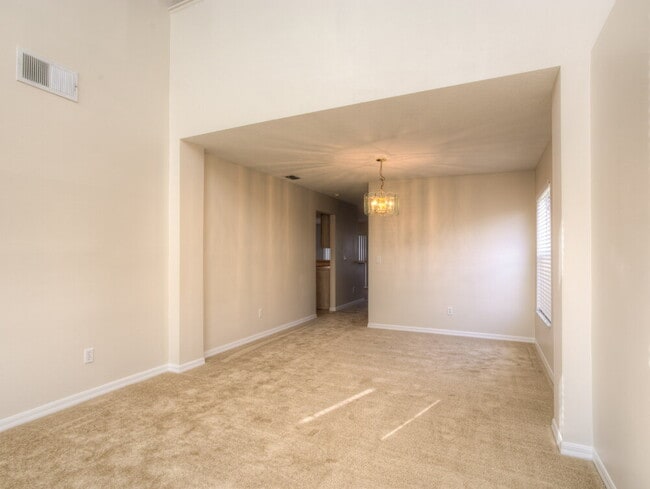 Foto del edificio - 2217 Heathwood Cir