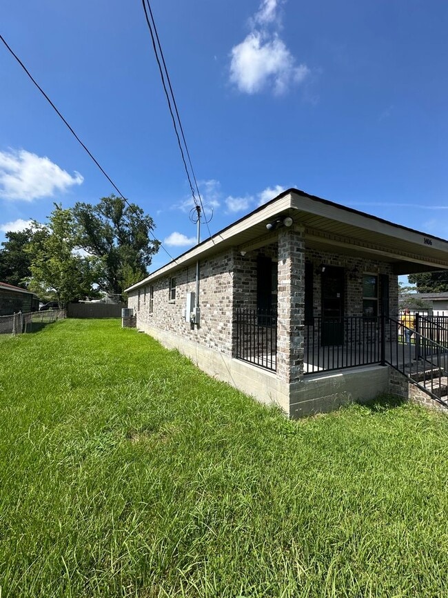Building Photo - 1406 Memory Ln