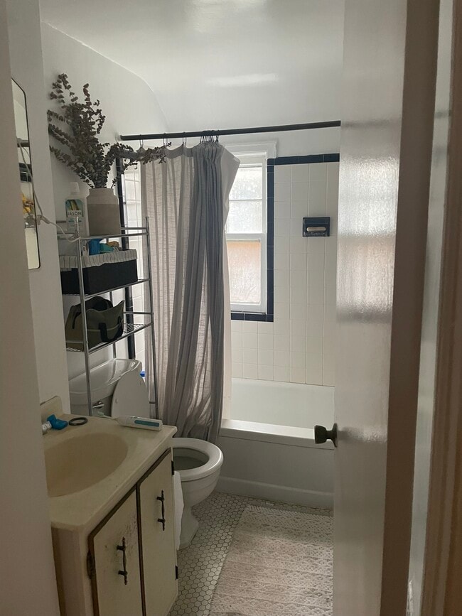 Building Photo - 115 Crescent Plz