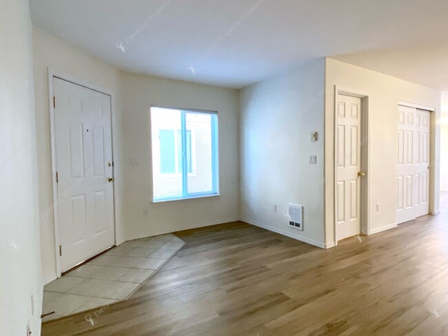 Building Photo - 2BR - 2BA Townhouse Living in the Heart of...