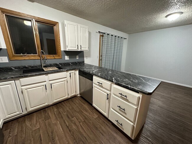 Building Photo - Spacious 3 bedroom 2 bathroom side by side...