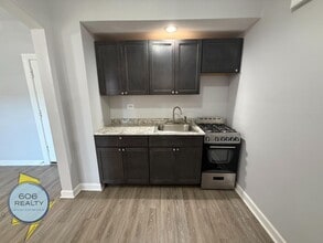 Building Photo - 6930 N Greenview Ave