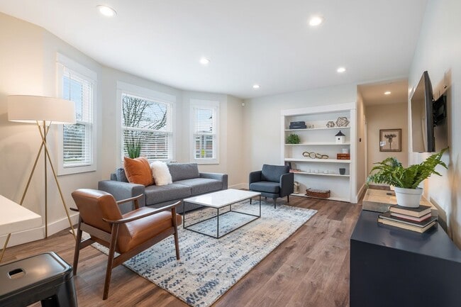 Building Photo - 2bd/1ba Seattle Home